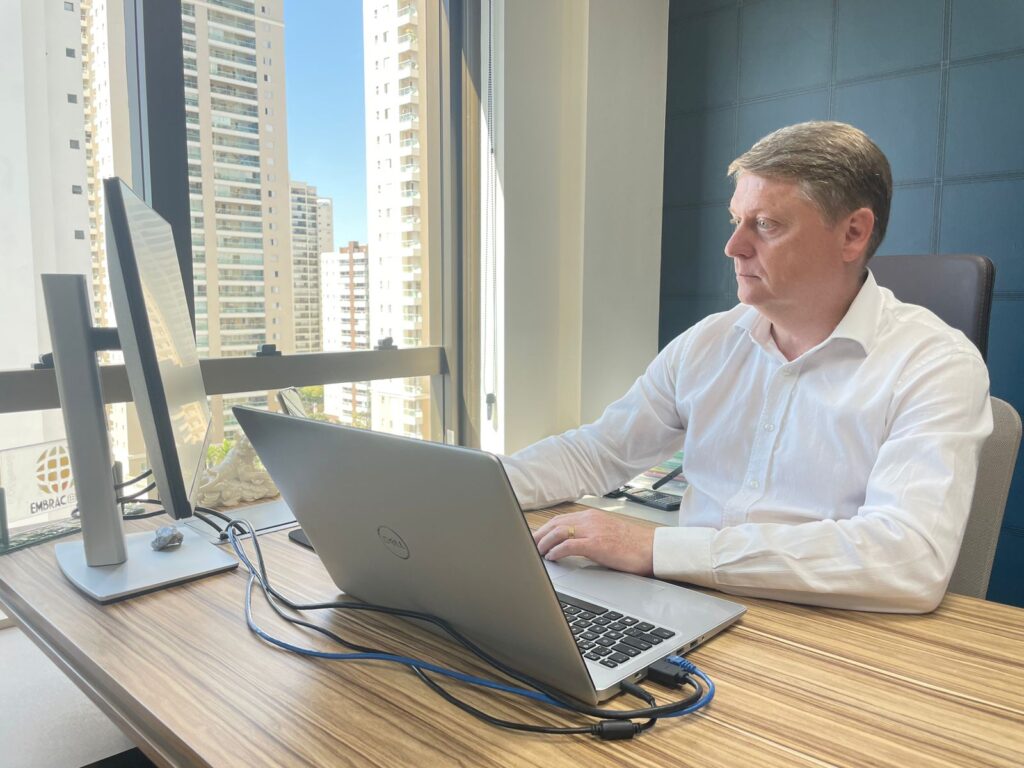 Sócio Embracont no computador