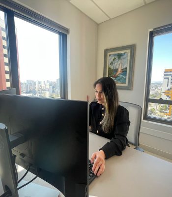 Sócia Embracont em seu Escritório