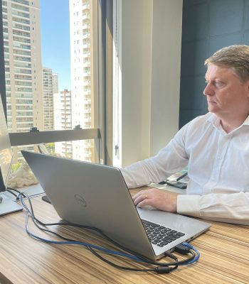 Sócio Embracont em seu escritório