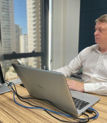 Sócio Embracont em seu escritório