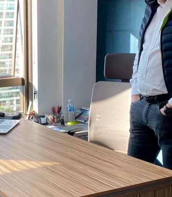 Sócio Embracont olhando para o notebook